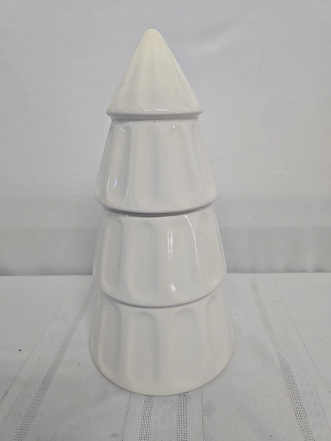 DesignPac Winter White Christmas Tree Cookie Jar Canister 15 Ounce Holiday