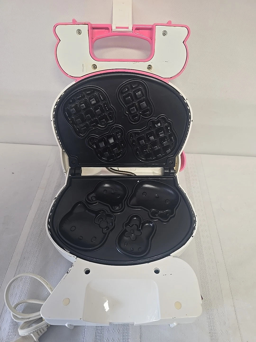 Hello Kitty Waffle Maker 2006 KT5221 Pink White 4 Mini Character Waffles Works